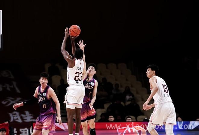 21岁徐昕隔人劈扣，广东男篮逆转浙江创佳绩