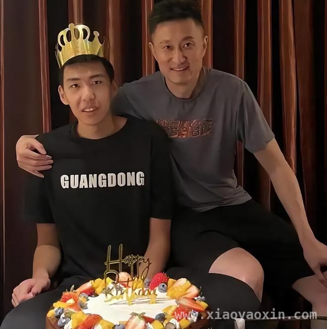 21岁徐昕隔人劈扣，广东男篮逆转浙江创佳绩