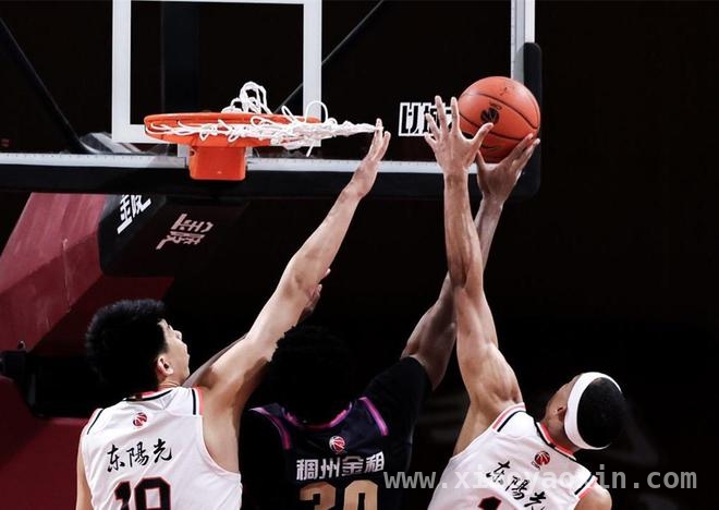 21岁徐昕隔人劈扣，广东男篮逆转浙江创佳绩