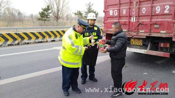 滨州南收费站：以爱之名，助力司机转运活鸭，活鸭货车滞留，滨州南收费站工作人员暖心救助