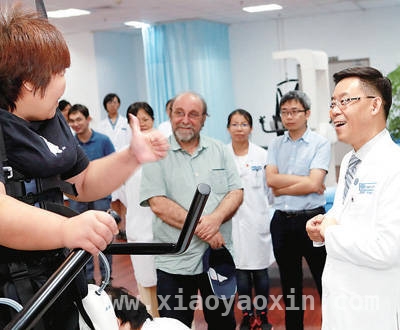 外国专家获友谊奖，见证中外深度融合，外国专家在华：共筑友谊，携手发展
