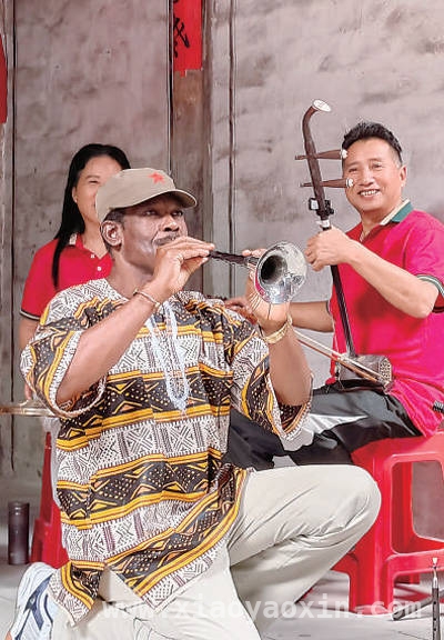 外国专家获友谊奖，见证中外深度融合，外国专家在华：共筑友谊，携手发展