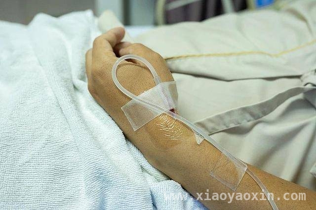 55 岁男子感冒输液后肾衰竭，药物副作用太可怕！，小感冒引发大危机：55 岁男子输液后肾衰竭！