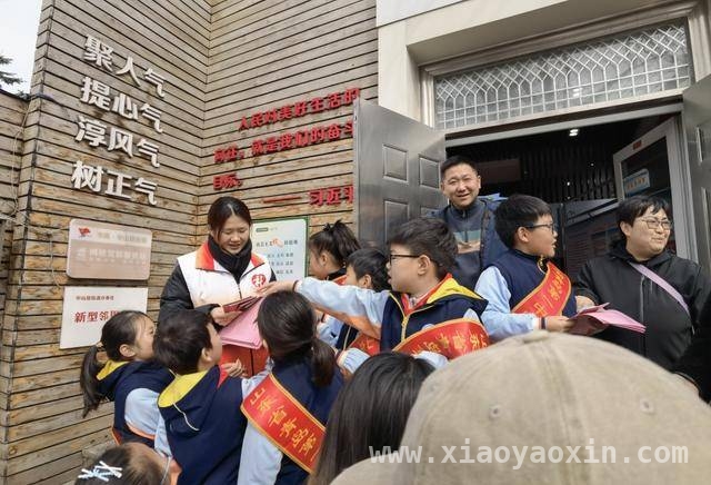 三年级小学生非遗剪纸+宣传，弘扬雷锋精神