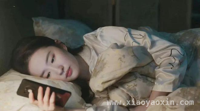 睡前玩手机危害多，这些要点要记牢！