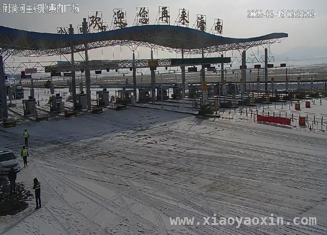 2025年3月18日青海多路段因降雪实施交通管制，除雪保通在行动