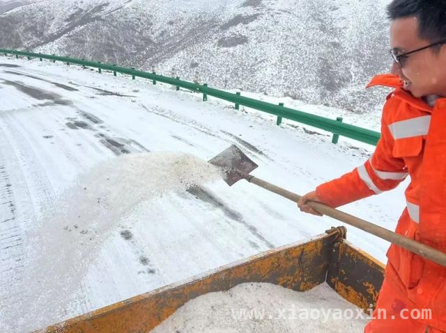 2025年3月18日青海多路段因降雪实施交通管制，除雪保通在行动