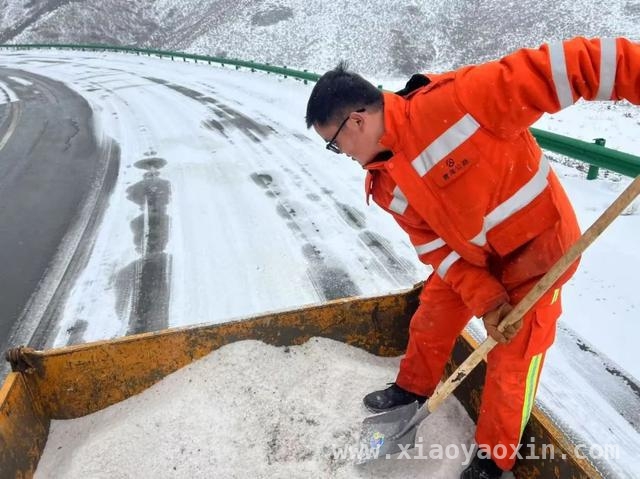 2025年3月18日青海多路段因降雪实施交通管制，除雪保通在行动