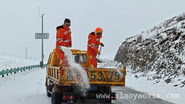 2025年3月18日青海多路段因降雪实施交通管制，除雪保通在行动