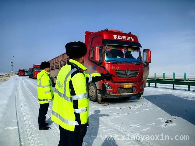 2025年3月18日青海多路段因降雪实施交通管制，除雪保通在行动