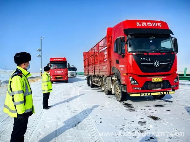 2025年3月18日青海多路段因降雪实施交通管制，除雪保通在行动