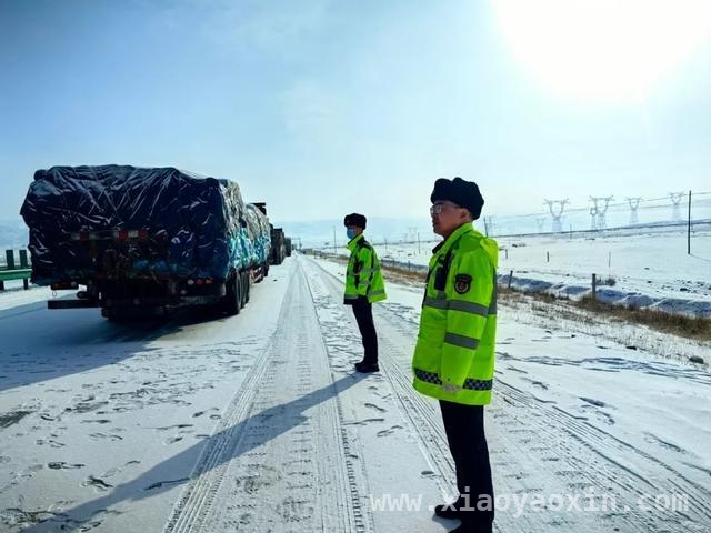 2025年3月18日青海多路段因降雪实施交通管制，除雪保通在行动