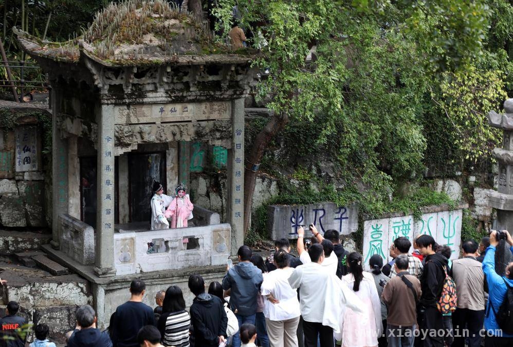 诗意苏州：古韵与现代交织的梦幻之旅，苏州：双面绣绘就的时光交响