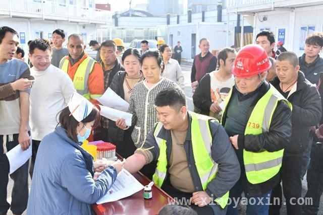 移动式“健康驿站”现身青岛地铁5号线，产业工人享定制体检福利 CT、彩超进工地！青岛地铁5号线为产业工人定制健康体检