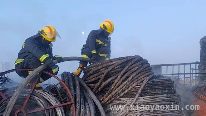 德州京台高速：半挂车起火，消防救援显神通，高速半挂车燃烧危急，德州消防成功灭火保安全