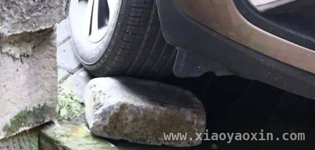 芜湖某小区突发惊险一幕，男子被卡车门消防员紧急救援，3月16日安徽芜湖：男子被卡轿车车门，救援现场大揭秘