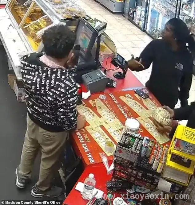 宠物蛇变“凶器”，美国抢劫案奇闻不断！，蛇为“凶器”，美国抢劫案背后的荒诞现实