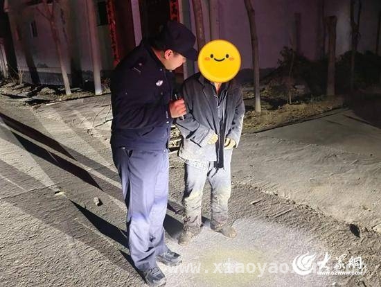 暖心救助：民警助八旬走失老人回家获锦旗 热心民警助走失老人回家，居民送锦旗表感恩