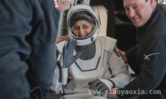 “龙”飞船溅落，4名宇航员结束太空征程与家人重逢，超9个月太空滞留，美国宇航员乘“龙”飞船顺利归乡