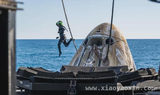 “龙”飞船溅落，4名宇航员结束太空征程与家人重逢，超9个月太空滞留，美国宇航员乘“龙”飞船顺利归乡