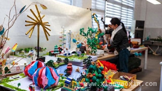 废旧物品大变身！山阳中学美术课绽放创意火花 沪郊课堂：废品在学生手中化身精美艺术品