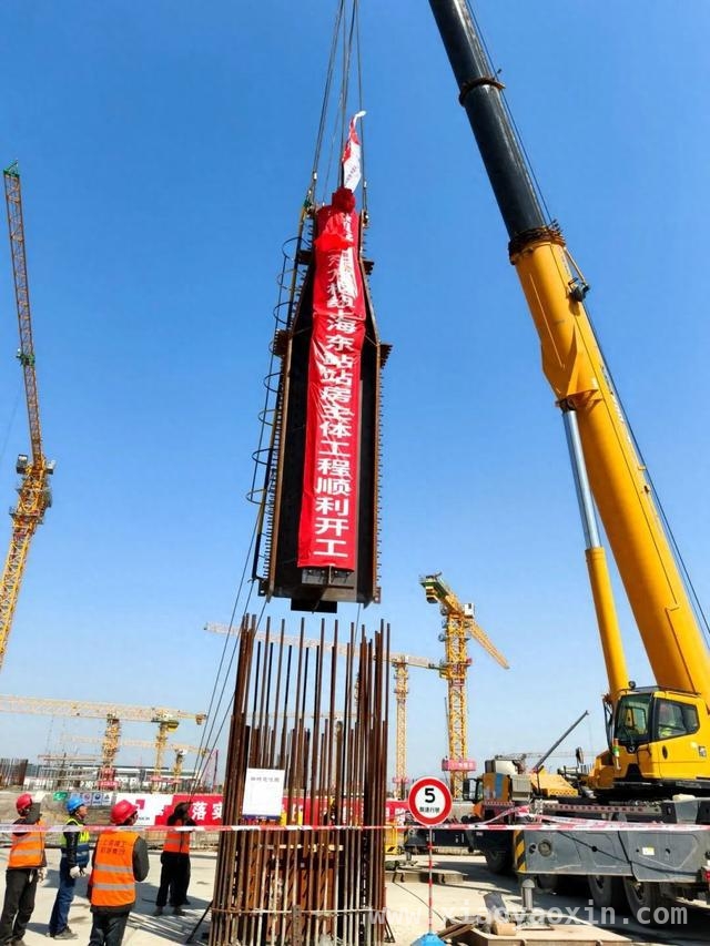 3月18日上海东站首根钢柱吊装，“光之玉兰”绽放在即，上海东站进入主体施工，将助力沪形成“东西双枢纽”格局