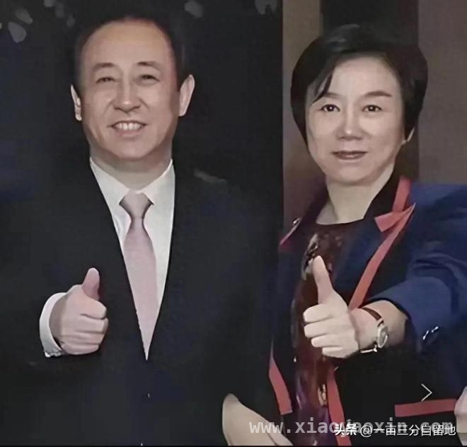 许家印前妻半年花近3000万，“高端局”消费引争议！，67岁许家印还有未成年子女，前妻国外高消费遭骂！
