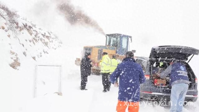 绝境救援！八游客雪山被困终获救，4900米雪山垭口惊魂：八游客被困，救援人员九死一生救回