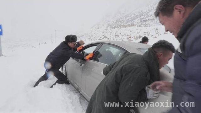 绝境救援！八游客雪山被困终获救，4900米雪山垭口惊魂：八游客被困，救援人员九死一生救回