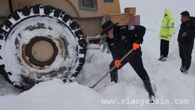 绝境救援！八游客雪山被困终获救，4900米雪山垭口惊魂：八游客被困，救援人员九死一生救回