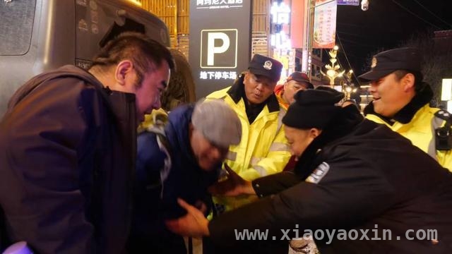 绝境救援！八游客雪山被困终获救，4900米雪山垭口惊魂：八游客被困，救援人员九死一生救回
