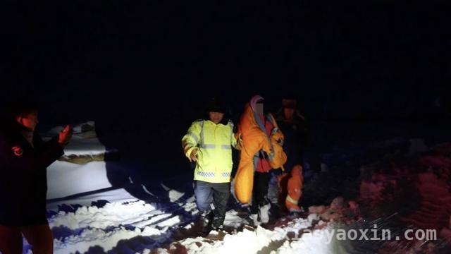 绝境救援！八游客雪山被困终获救，4900米雪山垭口惊魂：八游客被困，救援人员九死一生救回