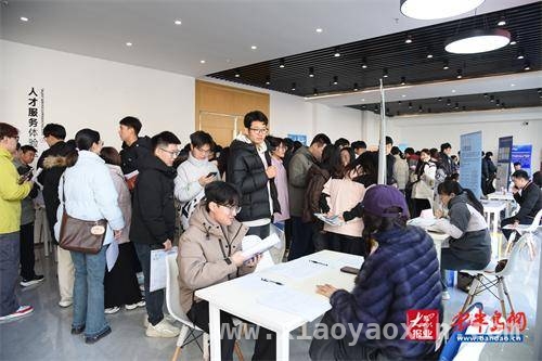青岛高新区春季招聘会火爆，人才安居计划暖心来袭 青岛高新区春季招聘会300余岗位待贤，安居计划添保障