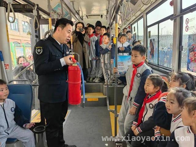 “哪吒”公交驶入锦绣小学，为孩子送上安全知识盛宴