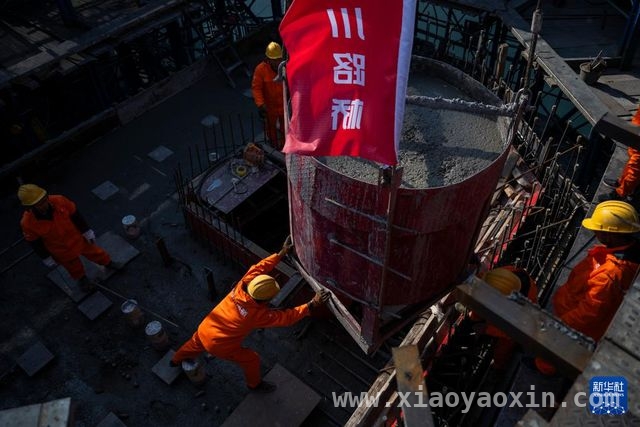 湖北交通新里程碑：枝江百里洲长江大桥北岸主塔顺利封顶，枝江百里洲长江大桥北岸主塔封顶，助力湖北经济腾飞