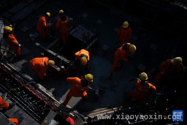 湖北交通新里程碑：枝江百里洲长江大桥北岸主塔顺利封顶，枝江百里洲长江大桥北岸主塔封顶，助力湖北经济腾飞