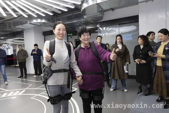 外骨骼机器人“白虹”登场，助力构建老年友好型社会，上海：科技助老新模式，外骨骼机器人深度体验服务启动