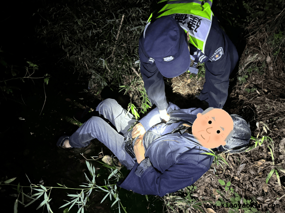 八旬老人因思念摔入水沟，一场黑夜中的紧急救援故事，老人怀恋老伴独自入墓摔倒，民警争分夺秒上演暖心救援