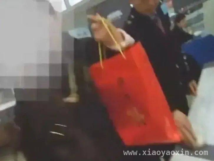 西安北站：安检员成功帮失主找回装有12万现金的背包