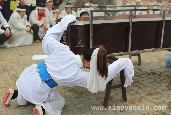贫困出身的武会霞：靠哭灵改写命运，从贫困农妇到哭灵首富：武会霞的逆袭人生