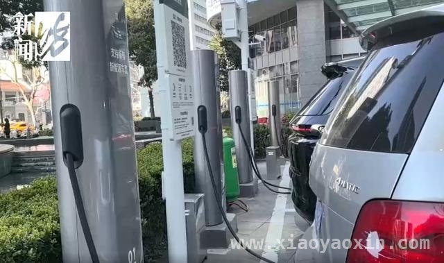 小鹏车主被充电枪“打脸”，公共充电枪重成隐患？，充电枪又重又危险，新能源车充电难题何去何从？