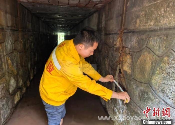 贺州路桥检查：隧道里的坚守与担当