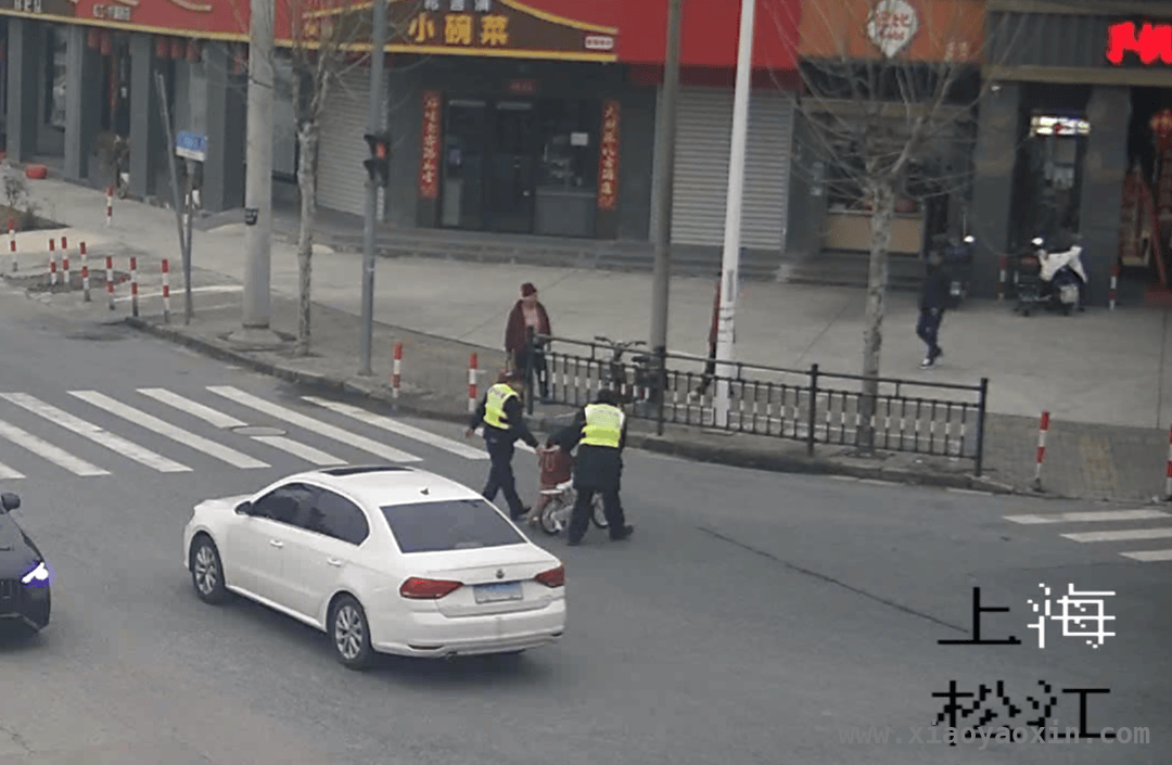 3岁女童晚高峰迷失车流，民警快速救援显担当，惊险！3岁女童晚高峰穿梭车流，民警助力一家团聚