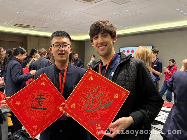 中美少年携手，友谊在旅途中留下深刻印记，手机相册见证：中美少年的友谊之旅
