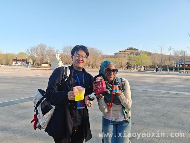 中美少年携手，友谊在旅途中留下深刻印记，手机相册见证：中美少年的友谊之旅
