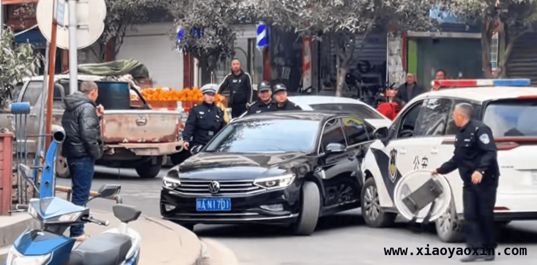 巴中南江：黑色轿车冲卡逃逸，警方正在缉拿！，四川巴中一黑车强行冲卡逃窜，警方全力追捕！