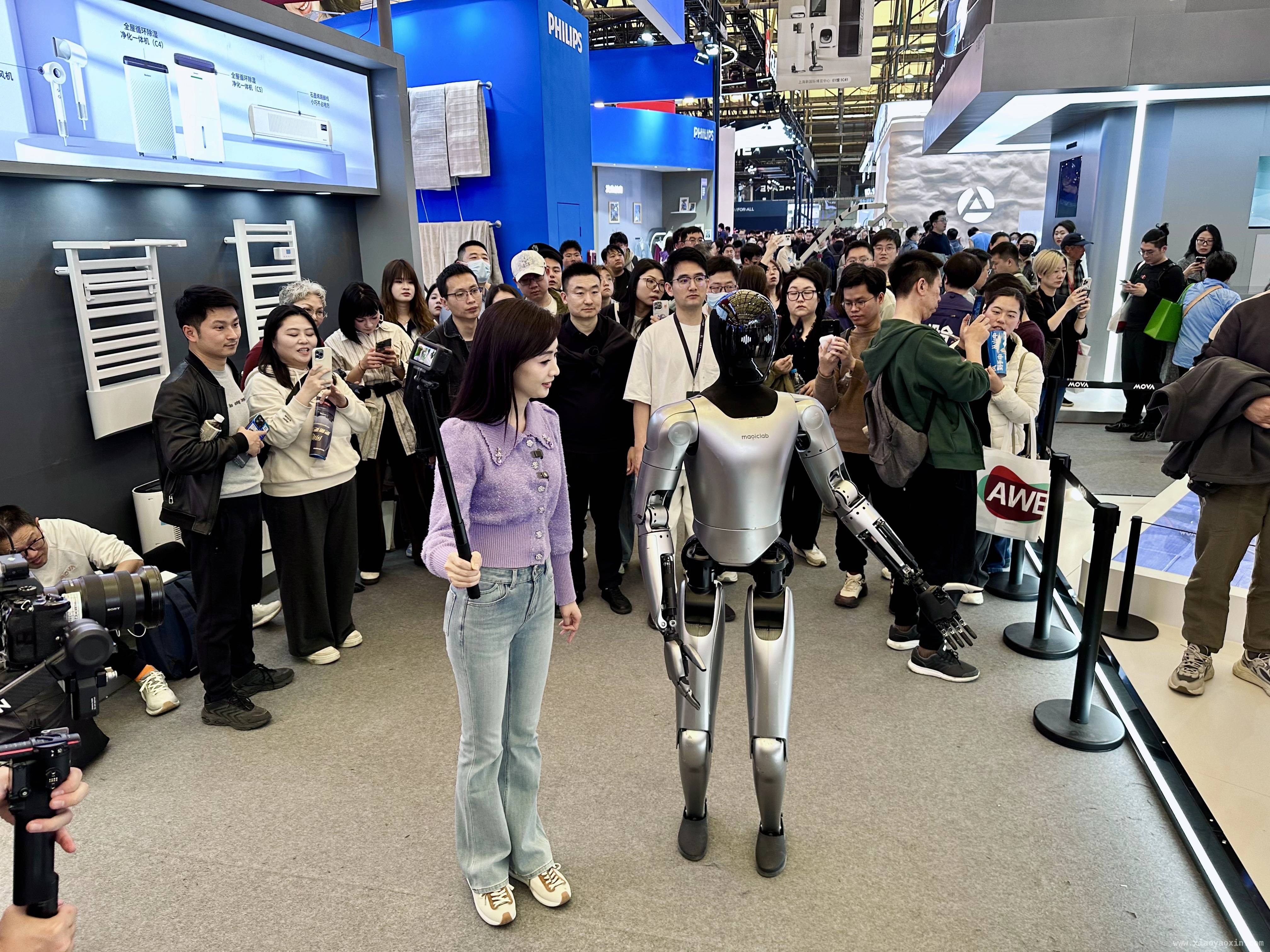 AWE2025盛宴：海尔、海信等巨头的AI家居革新之旅，AWE2025：智能家电与机器人齐绽放，开启家居新时代