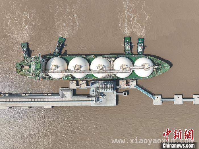 盐城“绿能港”码头迎第100艘LNG运输船，边检服务提效助通关，100艘LNG运输船见证盐城“绿能港”发展，边检优化通关降成本