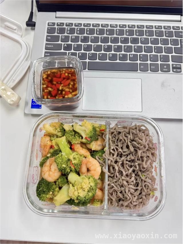 年轻人“自带”风尚，开启生活新潮流，“自带”成风，年轻人的省钱环保新秘诀