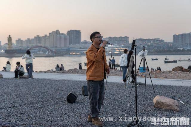 青岛小麦岛：周末夕阳下的海滨旅游热地，小麦岛春日周末：年轻人沉醉海滨落日之美